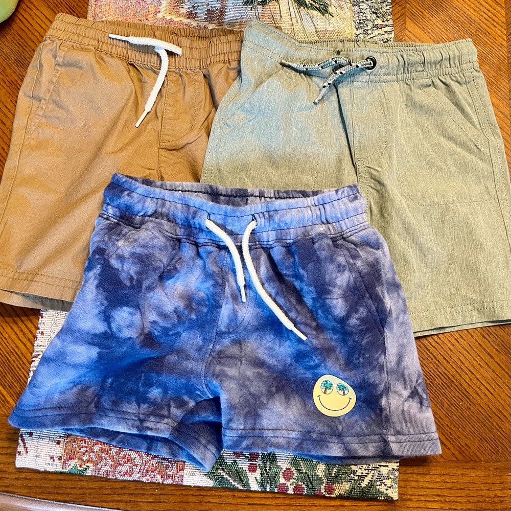 👶🏽Toddler 3T shorts bundle, with BONUS pair of shorts⭐️